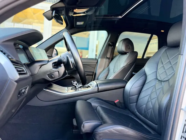 BMW X5 2022 op de klinkers voor de showroom van Raf Cars in Ninove-Outer, foto 17