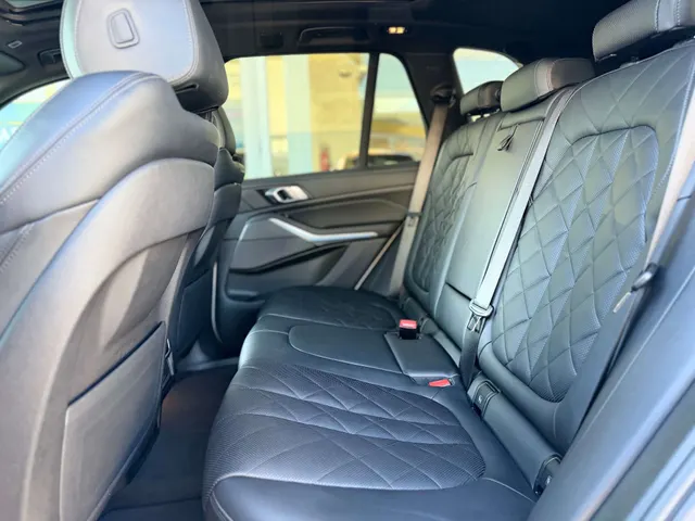 BMW X5 2022 op de klinkers voor de showroom van Raf Cars in Ninove-Outer, foto 18