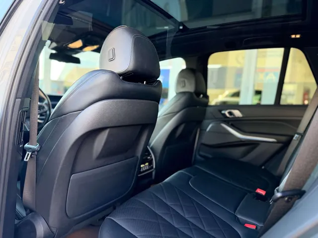 BMW X5 2022 op de klinkers voor de showroom van Raf Cars in Ninove-Outer, foto 19