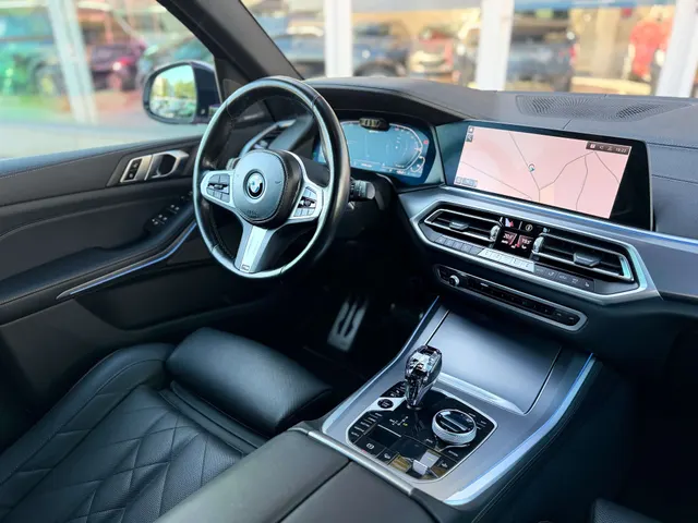 BMW X5 2022 op de klinkers voor de showroom van Raf Cars in Ninove-Outer, foto 20