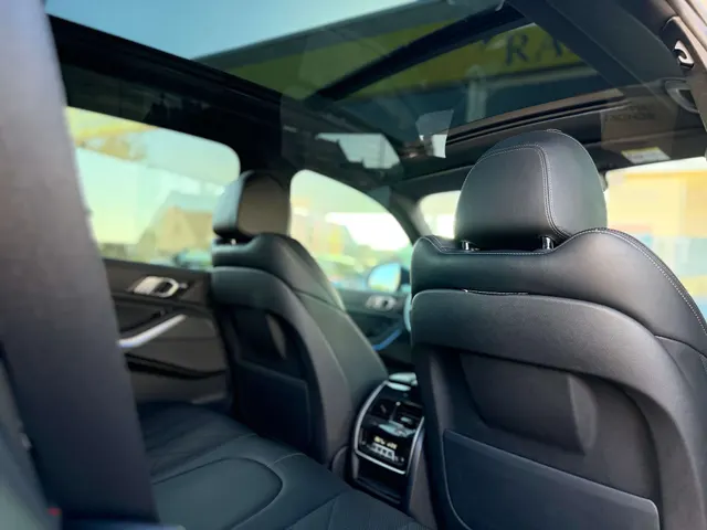 BMW X5 2022 op de klinkers voor de showroom van Raf Cars in Ninove-Outer, foto 21
