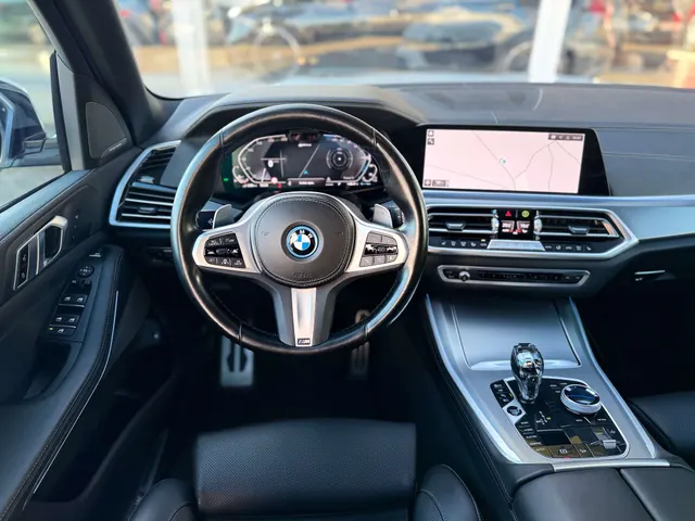 BMW X5 2022 op de klinkers voor de showroom van Raf Cars in Ninove-Outer, foto 22