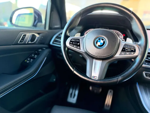 BMW X5 2022 op de klinkers voor de showroom van Raf Cars in Ninove-Outer, foto 24