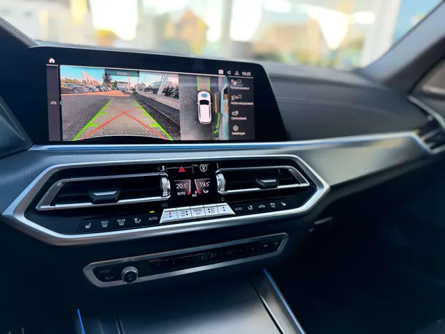 BMW X5 2022 op de klinkers voor de showroom van Raf Cars in Ninove-Outer, foto 25