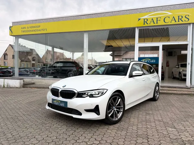 BMW 318 2020 op de klinkers voor de showroom van Raf Cars in Ninove-Outer