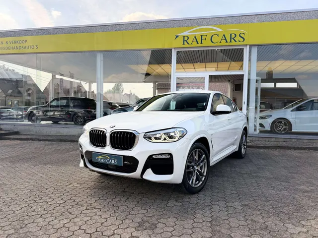 BMW X4 2019 op de klinkers voor de showroom van Raf Cars in Ninove-Outer