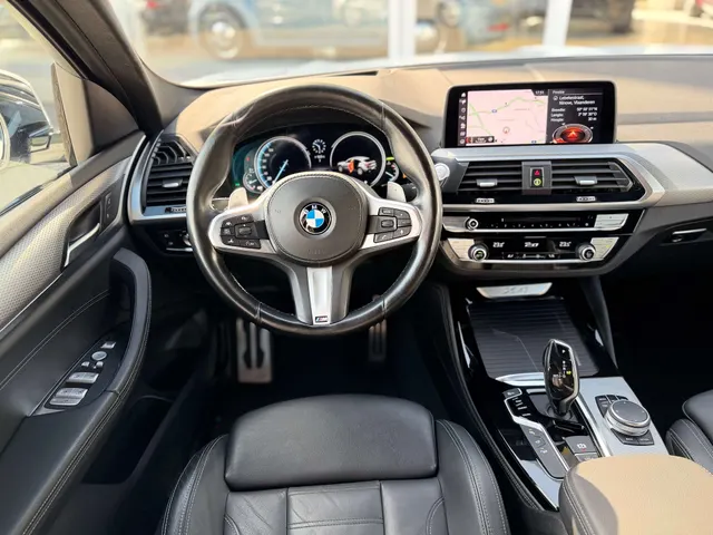 BMW X4 2019 vor dem Showroom von Raf Cars in Ninove-Outer, Foto 16