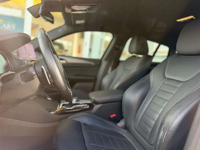 BMW X4 2019 vor dem Showroom von Raf Cars in Ninove-Outer, Foto 17