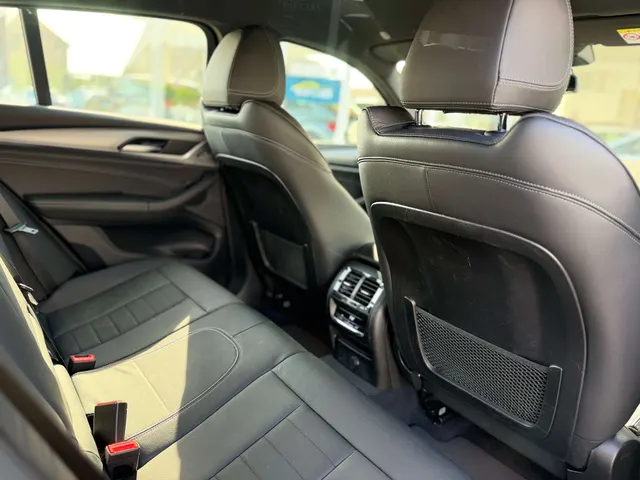 BMW X4 2019 vor dem Showroom von Raf Cars in Ninove-Outer, Foto 19