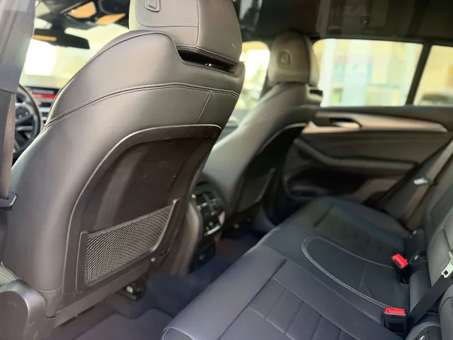 BMW X4 2019 vor dem Showroom von Raf Cars in Ninove-Outer, Foto 21