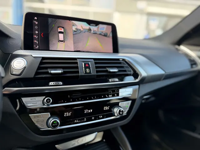 BMW X4 2019 vor dem Showroom von Raf Cars in Ninove-Outer, Foto 22