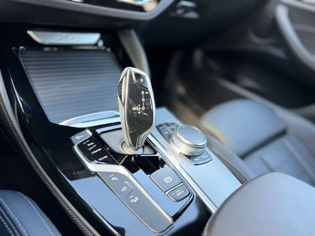 BMW X4 2019 vor dem Showroom von Raf Cars in Ninove-Outer, Foto 23