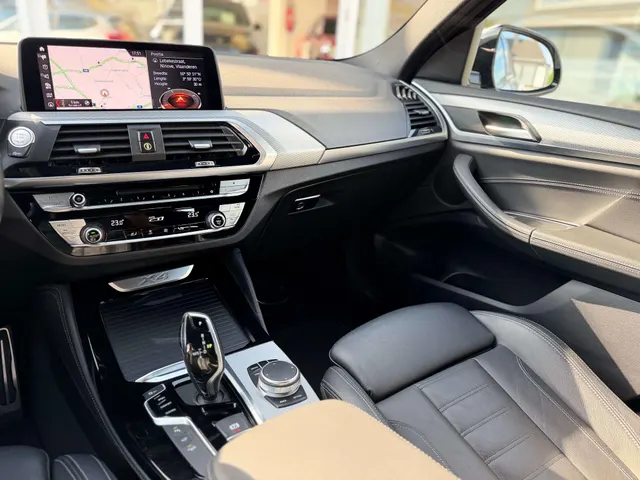 BMW X4 2019 vor dem Showroom von Raf Cars in Ninove-Outer, Foto 24