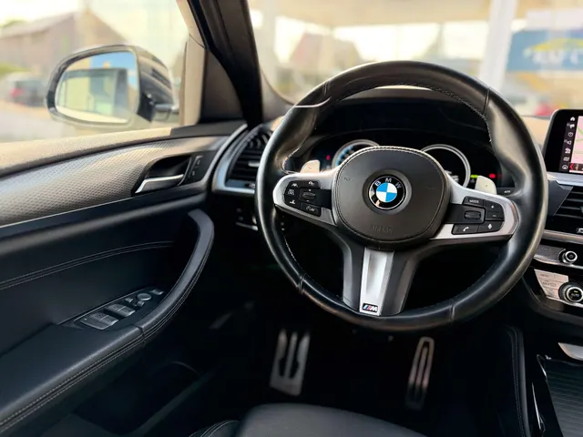 BMW X4 2019 vor dem Showroom von Raf Cars in Ninove-Outer, Foto 25
