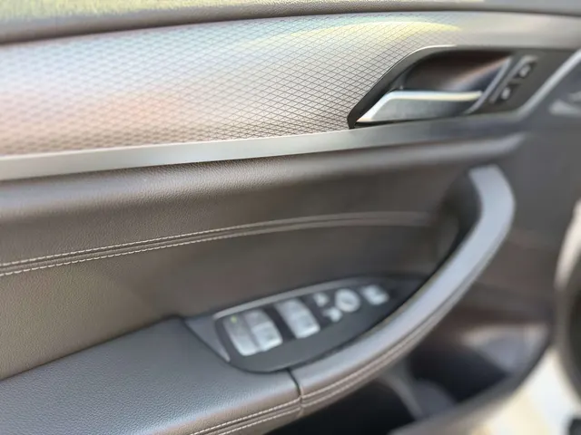BMW X4 2019 vor dem Showroom von Raf Cars in Ninove-Outer, Foto 27