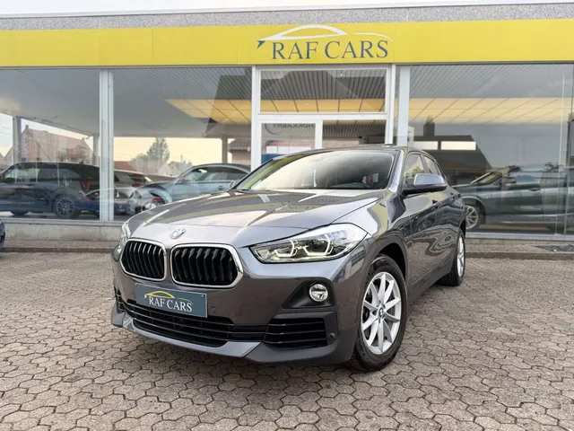 BMW X2 2019 op de klinkers voor de showroom van Raf Cars in Ninove-Outer