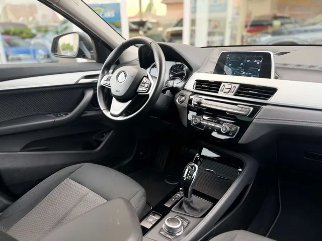 BMW X2 2019 vor dem Showroom von Raf Cars in Ninove-Outer, Foto 13