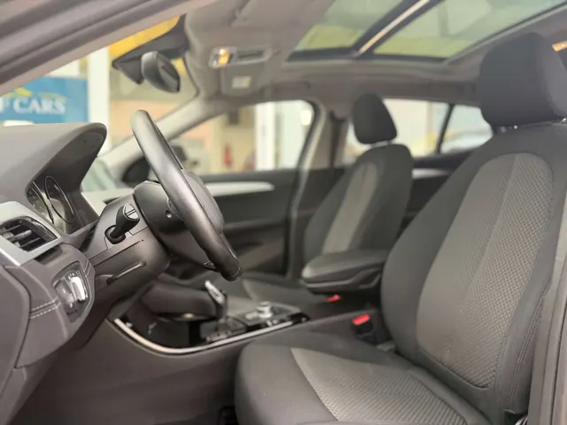 BMW X2 2019 vor dem Showroom von Raf Cars in Ninove-Outer, Foto 14