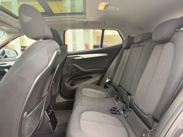 BMW X2 2019 vor dem Showroom von Raf Cars in Ninove-Outer, Foto 15
