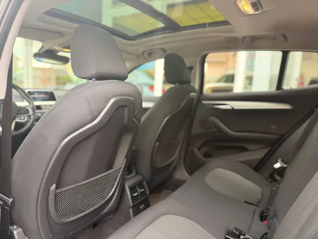 BMW X2 2019 vor dem Showroom von Raf Cars in Ninove-Outer, Foto 16