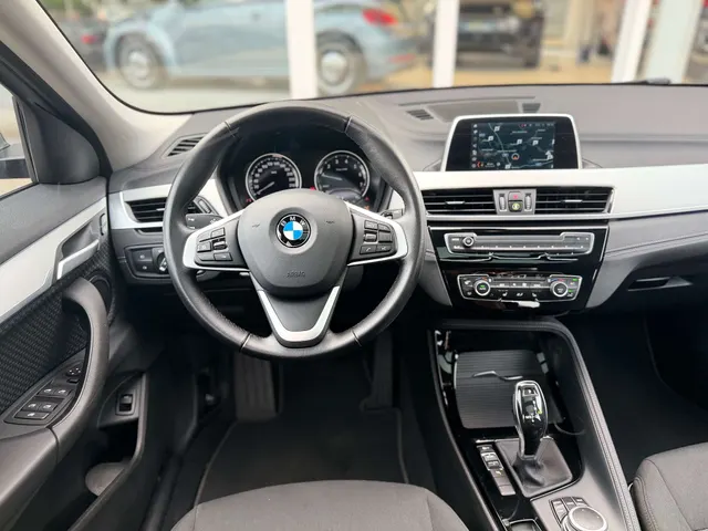 BMW X2 2019 vor dem Showroom von Raf Cars in Ninove-Outer, Foto 17