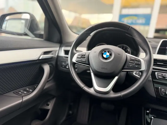 BMW X2 2019 vor dem Showroom von Raf Cars in Ninove-Outer, Foto 19