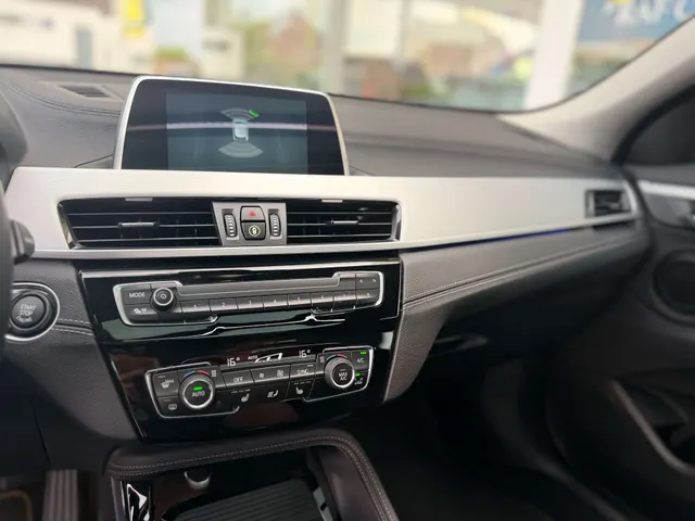 BMW X2 2019 vor dem Showroom von Raf Cars in Ninove-Outer, Foto 20