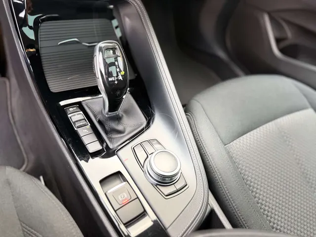 BMW X2 2019 vor dem Showroom von Raf Cars in Ninove-Outer, Foto 21