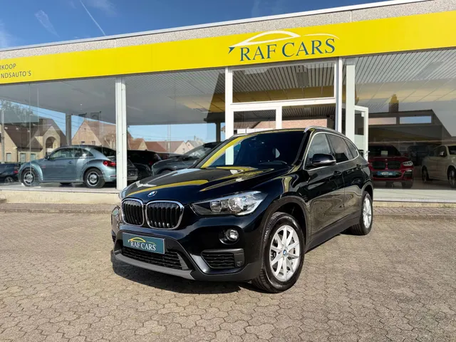BMW X1 2018 op de klinkers voor de showroom van Raf Cars in Ninove-Outer