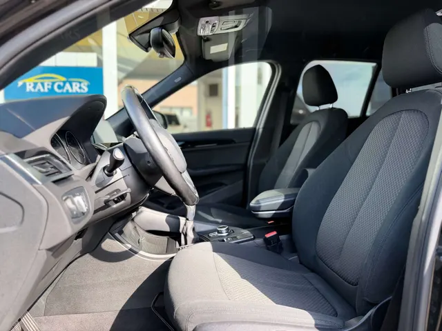 BMW X1 2018 op de klinkers voor de showroom van Raf Cars in Ninove-Outer, foto 13