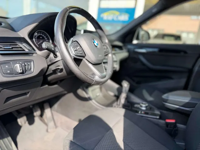 BMW X1 2018 op de klinkers voor de showroom van Raf Cars in Ninove-Outer, foto 14