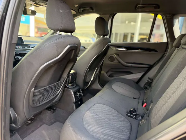 BMW X1 2018 op de klinkers voor de showroom van Raf Cars in Ninove-Outer, foto 15