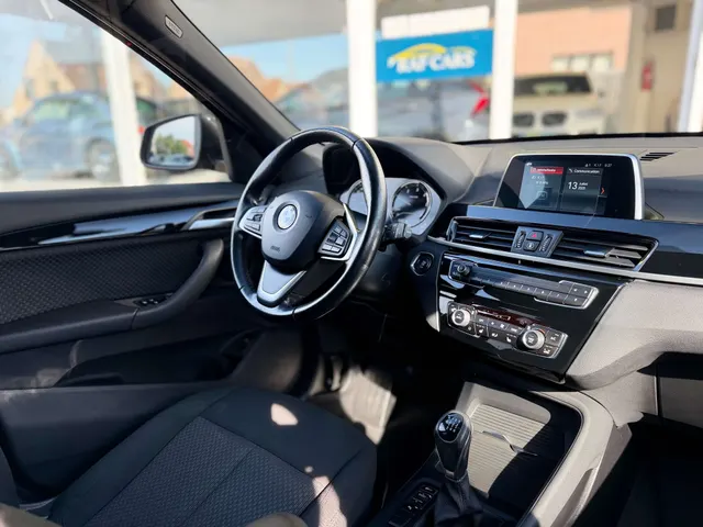 BMW X1 2018 op de klinkers voor de showroom van Raf Cars in Ninove-Outer, foto 16