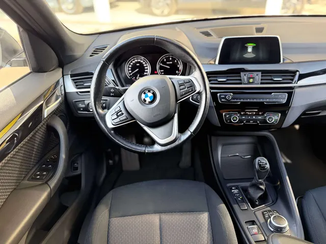 BMW X1 2018 op de klinkers voor de showroom van Raf Cars in Ninove-Outer, foto 17