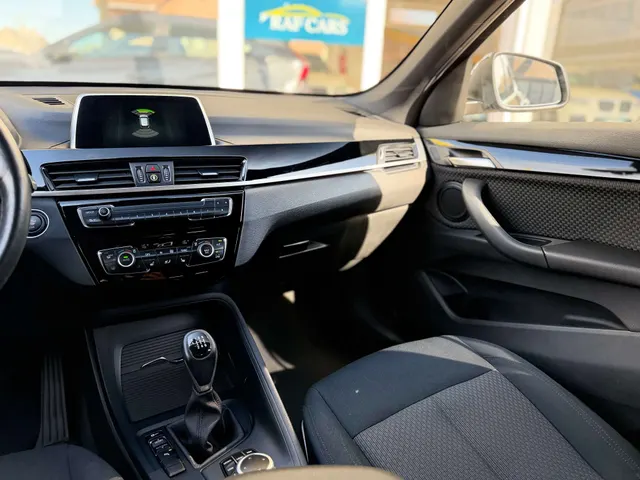 BMW X1 2018 op de klinkers voor de showroom van Raf Cars in Ninove-Outer, foto 18