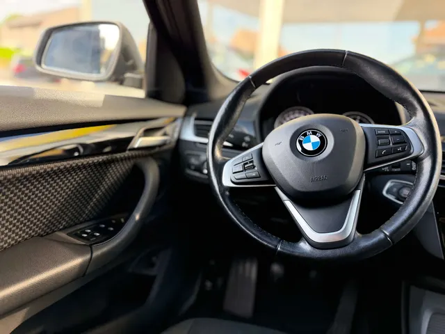 BMW X1 2018 op de klinkers voor de showroom van Raf Cars in Ninove-Outer, foto 19