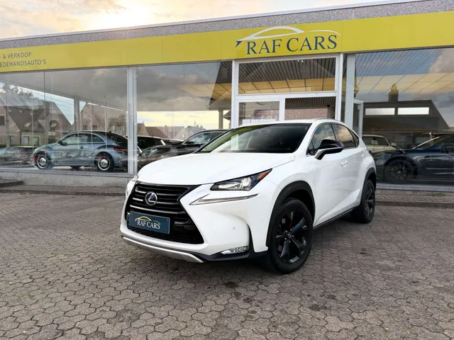 Lexus NX 300h 2017 op de klinkers voor de showroom van Raf Cars in Ninove-Outer