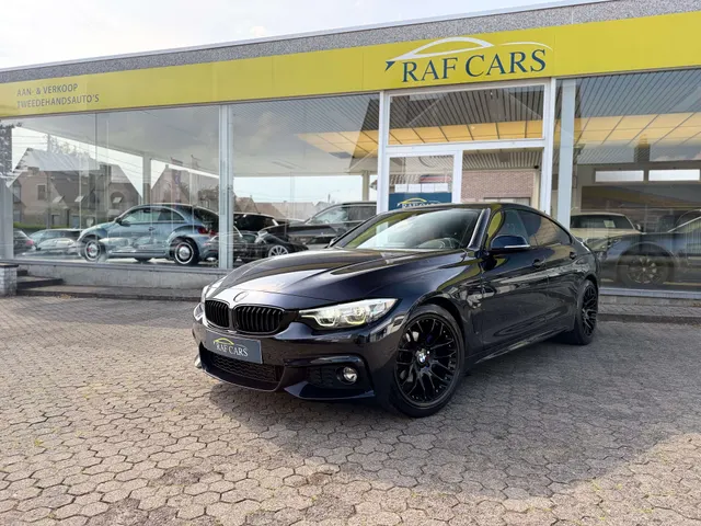 BMW 418 2020 op de klinkers voor de showroom van Raf Cars in Ninove-Outer