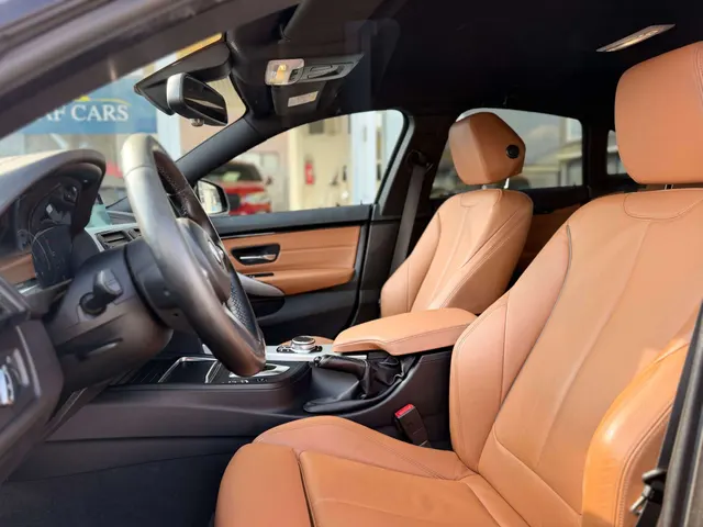 BMW 418 2020 op de klinkers voor de showroom van Raf Cars in Ninove-Outer, foto 15