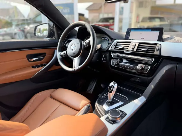 BMW 418 2020 op de klinkers voor de showroom van Raf Cars in Ninove-Outer, foto 19