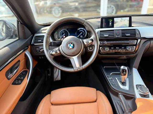 BMW 418 2020 op de klinkers voor de showroom van Raf Cars in Ninove-Outer, foto 20