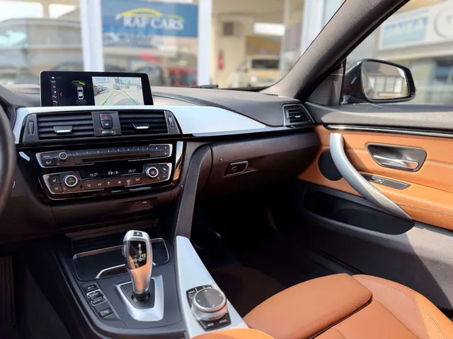 BMW 418 2020 op de klinkers voor de showroom van Raf Cars in Ninove-Outer, foto 21