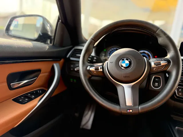 BMW 418 2020 op de klinkers voor de showroom van Raf Cars in Ninove-Outer, foto 22