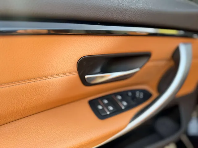 BMW 418 2020 op de klinkers voor de showroom van Raf Cars in Ninove-Outer, foto 23