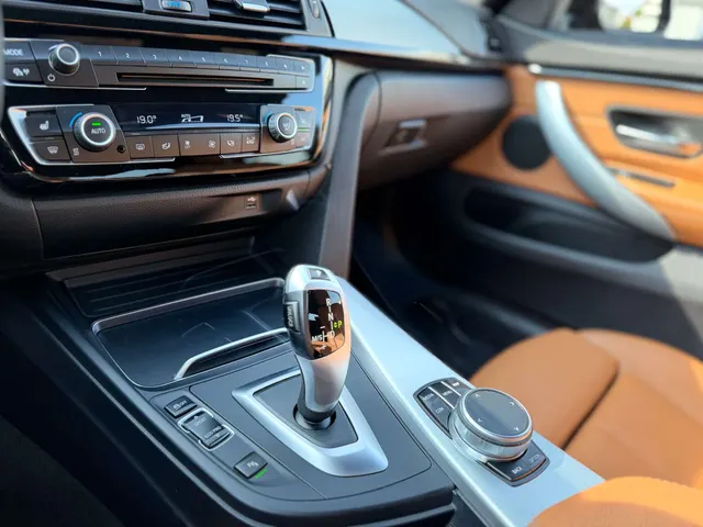 BMW 418 2020 op de klinkers voor de showroom van Raf Cars in Ninove-Outer, foto 24
