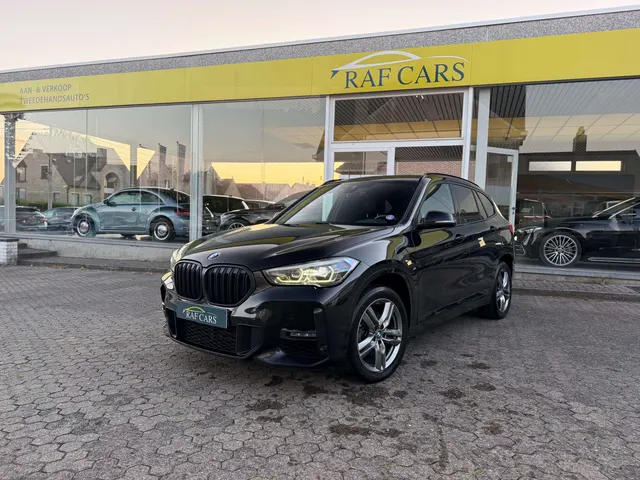 BMW X1 2020 op de klinkers voor de showroom van Raf Cars in Ninove-Outer