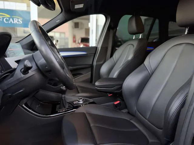 BMW X1 2020 vor dem Showroom von Raf Cars in Ninove-Outer, Foto 14