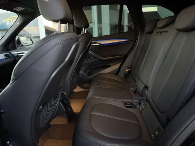 BMW X1 2020 vor dem Showroom von Raf Cars in Ninove-Outer, Foto 17
