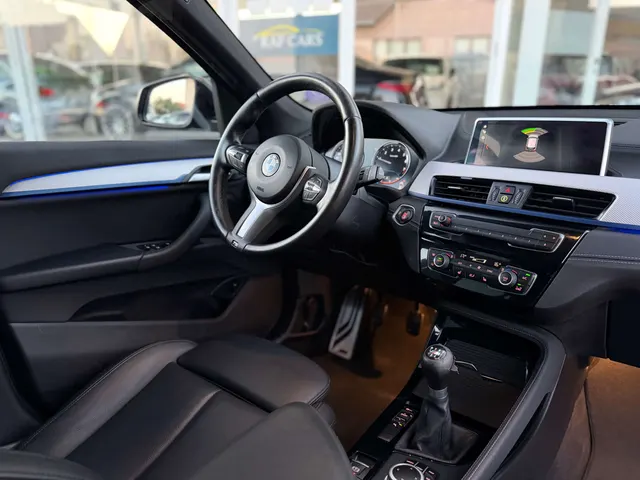 BMW X1 2020 vor dem Showroom von Raf Cars in Ninove-Outer, Foto 18