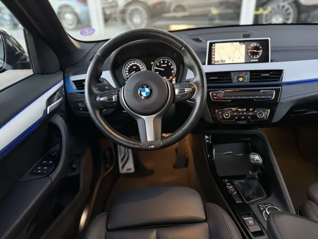 BMW X1 2020 vor dem Showroom von Raf Cars in Ninove-Outer, Foto 19